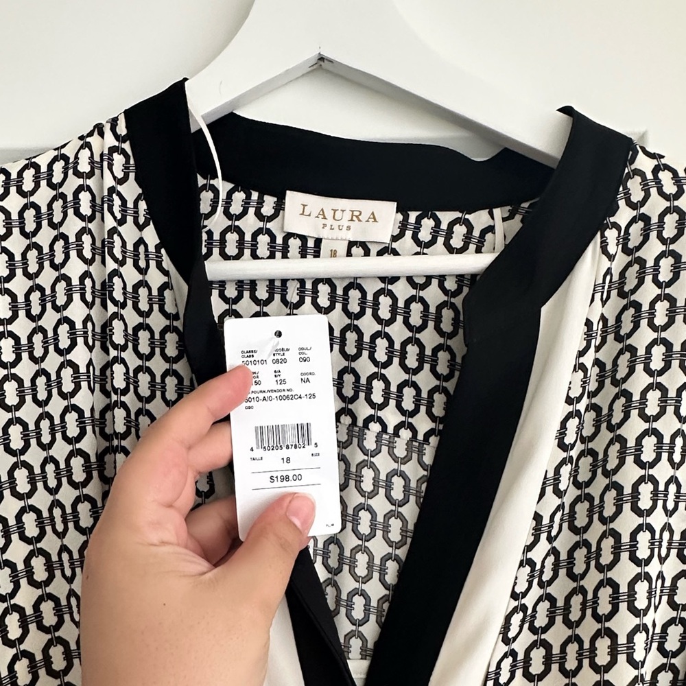 Chic Black and White Geometric Robe - Picture 3 of 3
